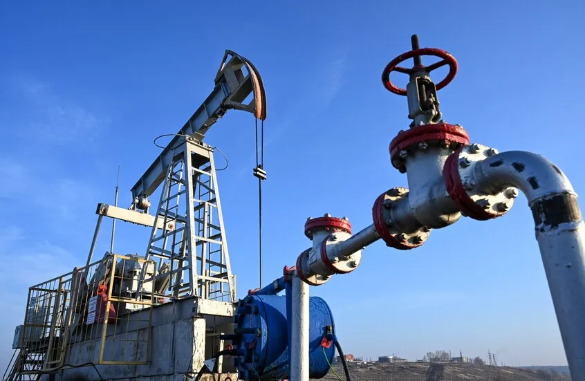 الغارديان: النفط يتجه لتسجيل أكبر ارتفاع شهري في تاريخه