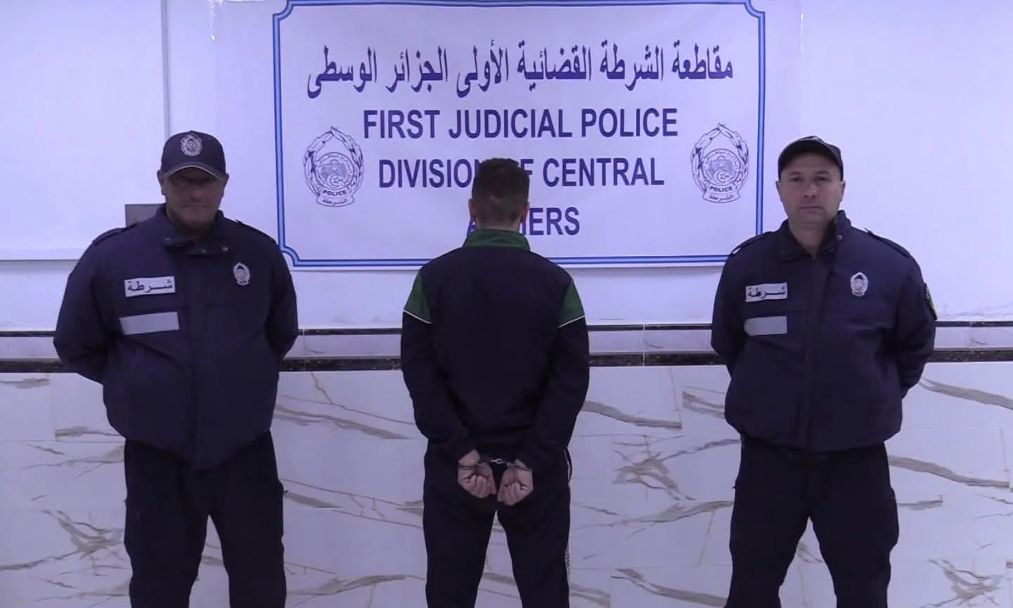 توقيف شخص قام بفعل مخل بالحياء داخل مركبته بالعاصمة