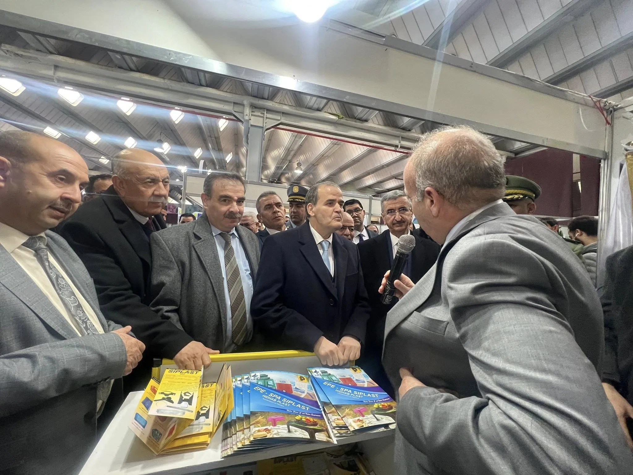 رزيق يفتتح صالون الأواني والأجهزة الكهرومنزلية والمنتجات البلاستيكية بسطيف