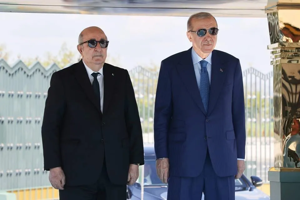 أردوغان يوشح رئيس الجمهورية بوسام مصف الدولة