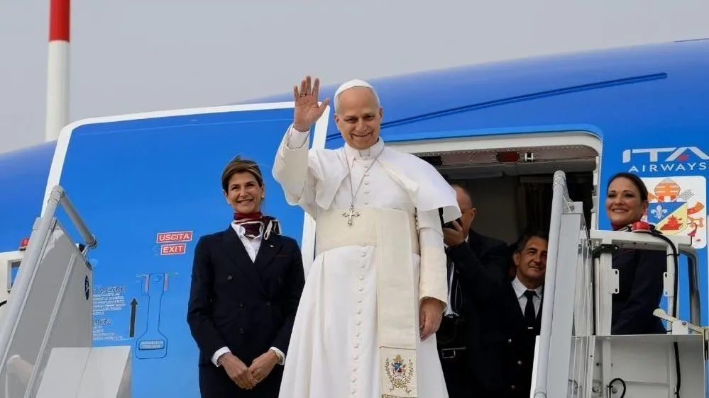 ‏بابا الفاتيكان ليون 14 يغادر مطار “فيومتشينو” الدولي متوجها إلى الجزائر