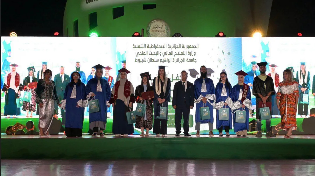 حفل تخرج أولى دفعات الطلبة المكونين  باللغة الإنجليزية