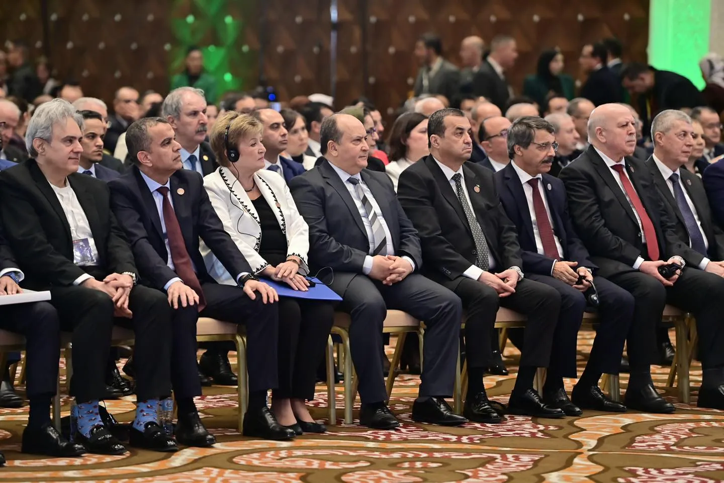 الوزير الأول يفتتح مؤتمرًا رفيع المستوى حول تعزيز العلاقات الاقتصادية لشما