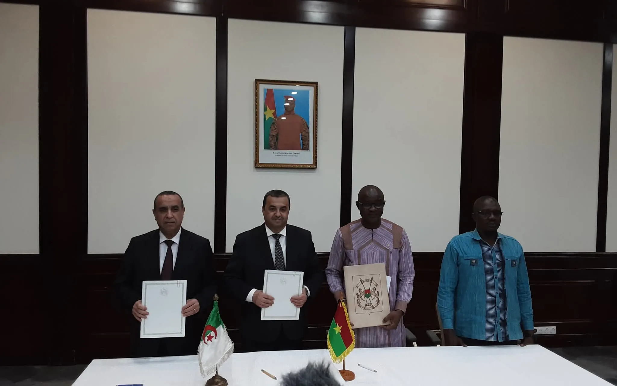 الجزائر-بوركينافاسو: التوقيع على محضر مباحثات يتضمن جملة من محاور التعاون