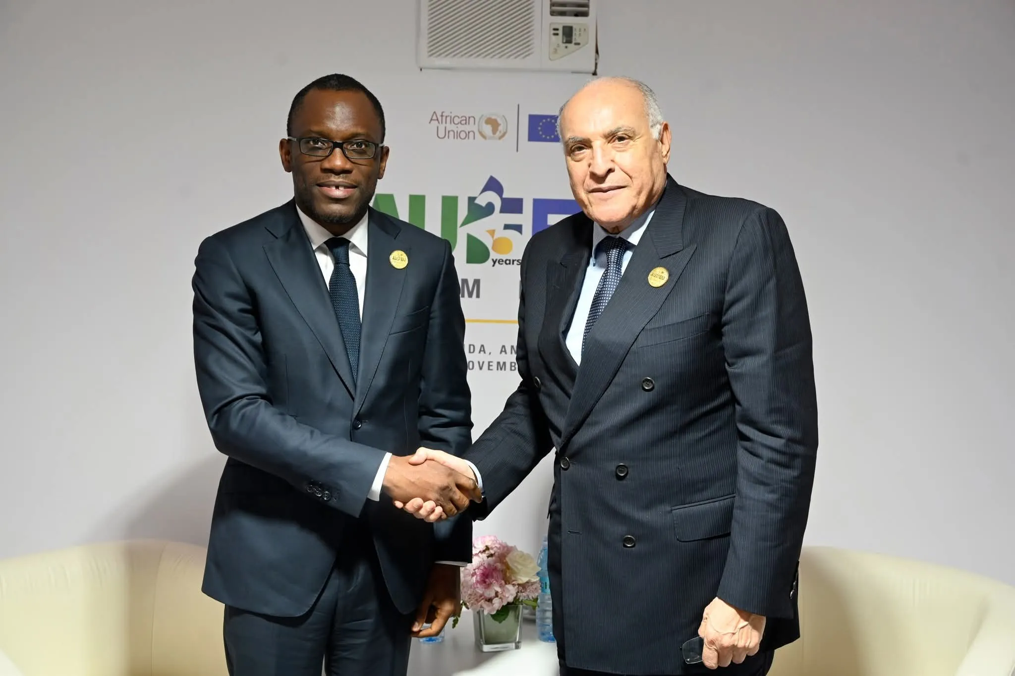 عطاف يستعرض العلاقات الثنائية مع نظيره الأنغولي