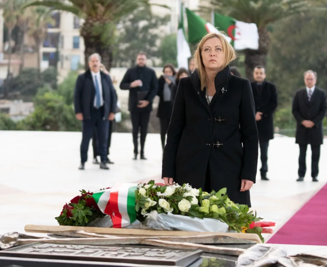 ميلوني تضع إكليلا من الزهور أمام النصب التذكاري بمقام الشهيد