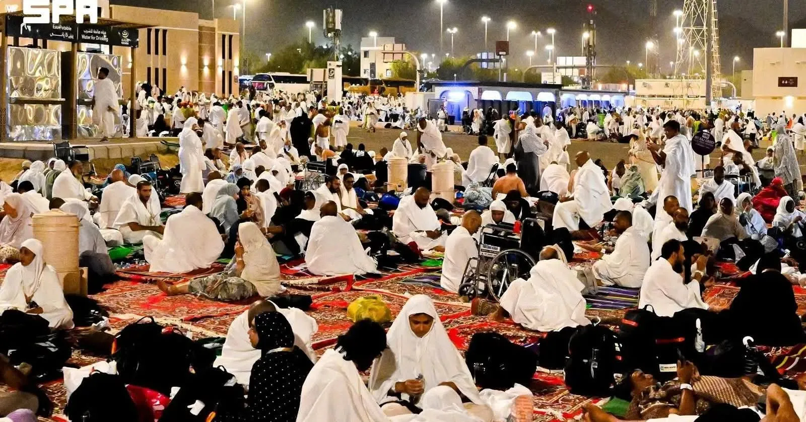 حجاج بيت الله الحرام ينفرون من عرفات إلى مزدلفة