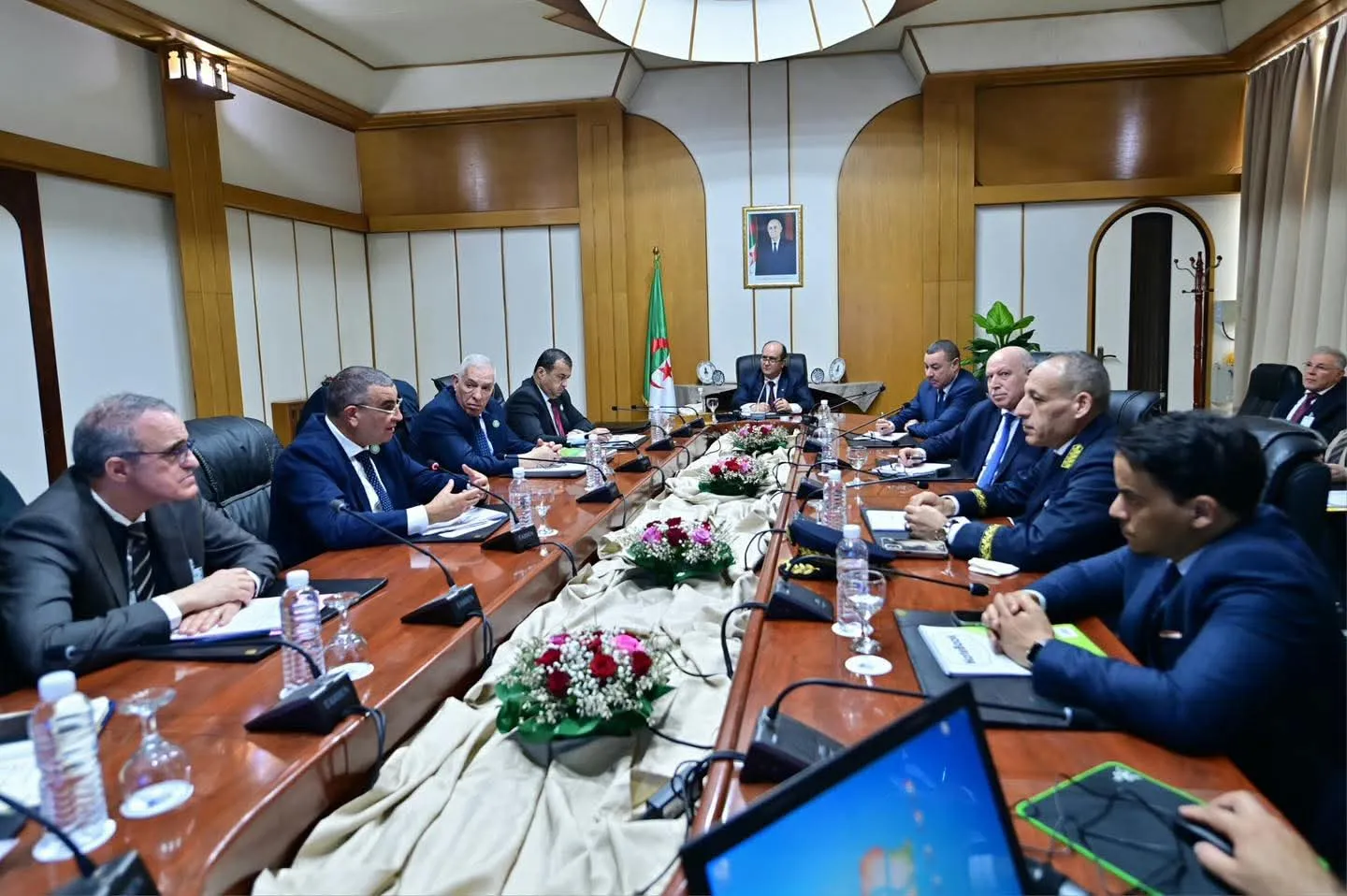 الوزير الأول يترأس اجتماعا لمتابعة مدى تقدم أشغال توسعة ميناء عنابة