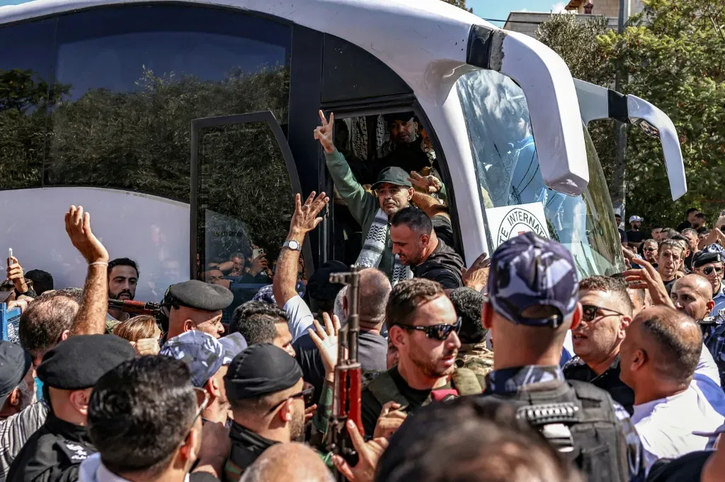 الاحتلال الصهيوني يفرج عن دفعة ثانية من المعتقلين الفلسطينيين