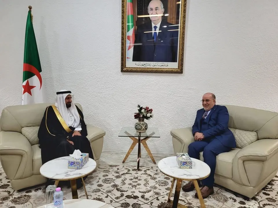 وزير الحج والعمرة السعودي يحل بالجزائر على رأس وفد هام