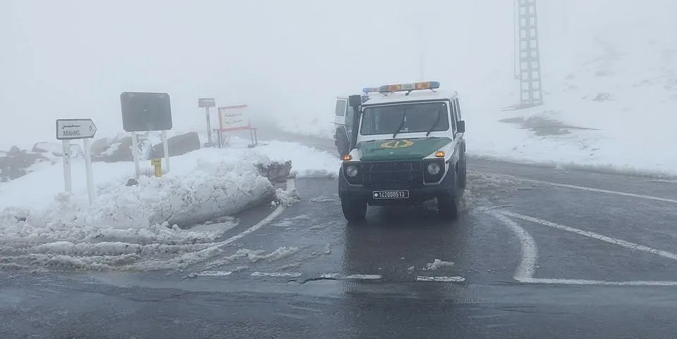 طرقات مغلقة بسبب الثلوج وارتفاع المياه