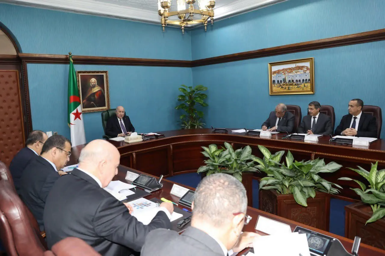 رئيس الجمهورية يترأس اجتماع عمل لمتابعة المشاريع الكبرى