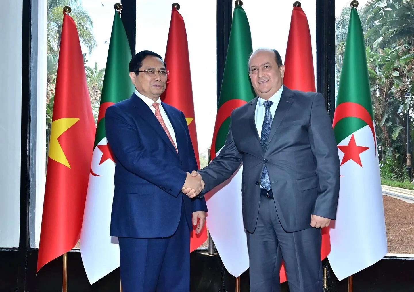 الوزير الأول يجري لقاء مع رئيس وزراء فيتنام