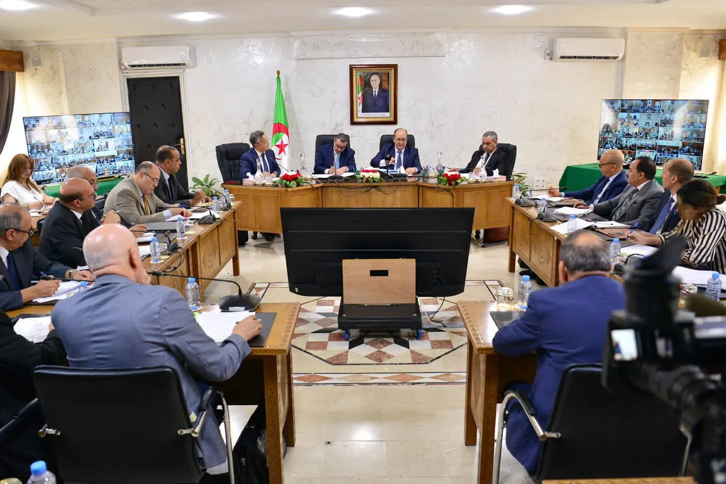 الوزير الأول يترأس اجتماعا تحضيرا للدخول الاجتماعي