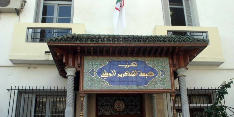 الأفلان: ماكرون حبيس الماضي الاستدماري ورهينة اليمين المتطرف